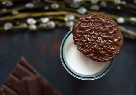 Chocolate cookie with glass of milk