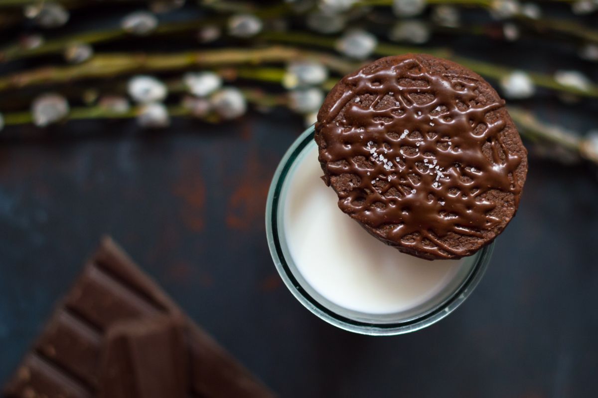 Chocolate cookie with glass of milk