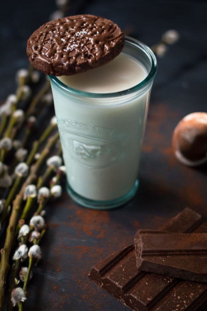 Čokoladni keks i čaša mlijeka