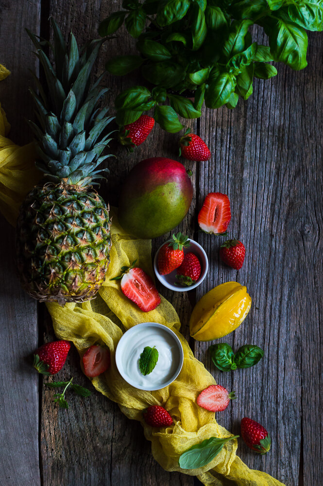 Ananas, jagode, mango i karambola - tropsko voće spremno za grill
