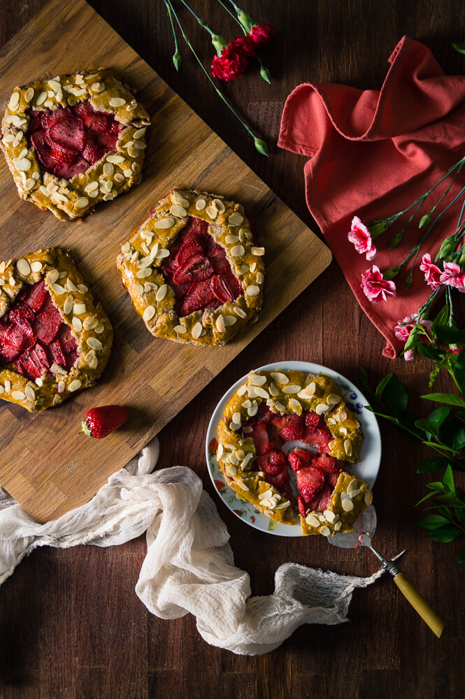 Mini strawberry galettes with vanilla and black pepper