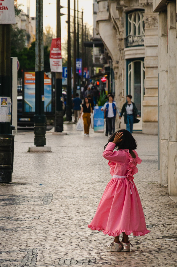 Djevojčica na ulicama Lisabona