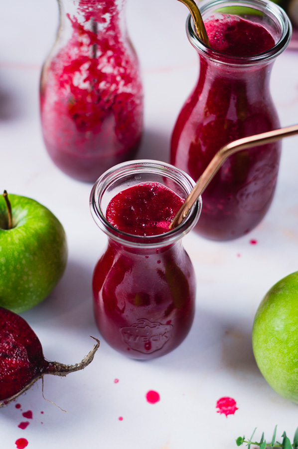 freshly prepared beetroot apple ginger smoothie in weckro glasses