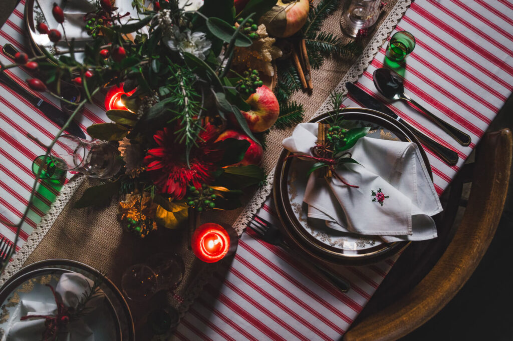 božićna dekoracija stola na prirodan način