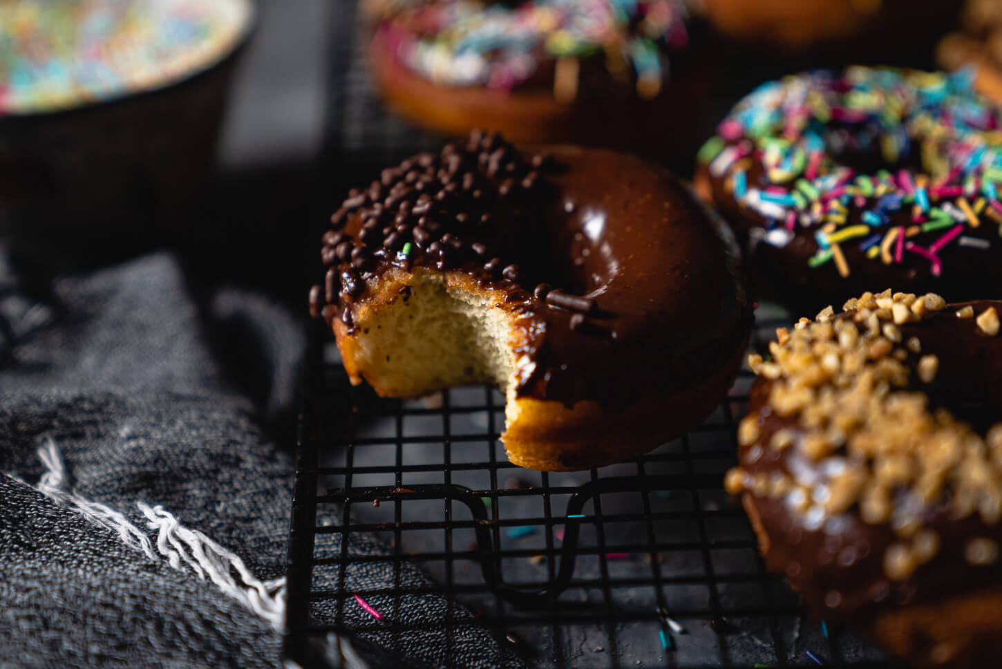američke krafne (donuts) s čokoladnim preljevom
