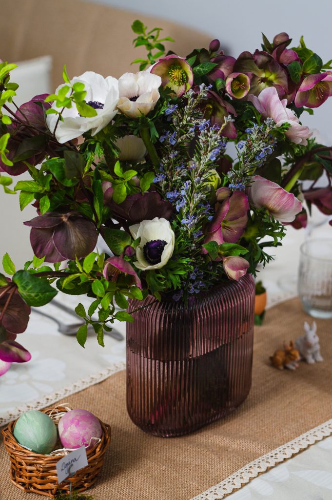 tamnoružičasta vaza s bijelim anemonama i helleborusima