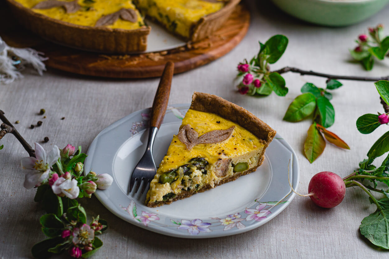 komad integralne pite s lososom i šparogama