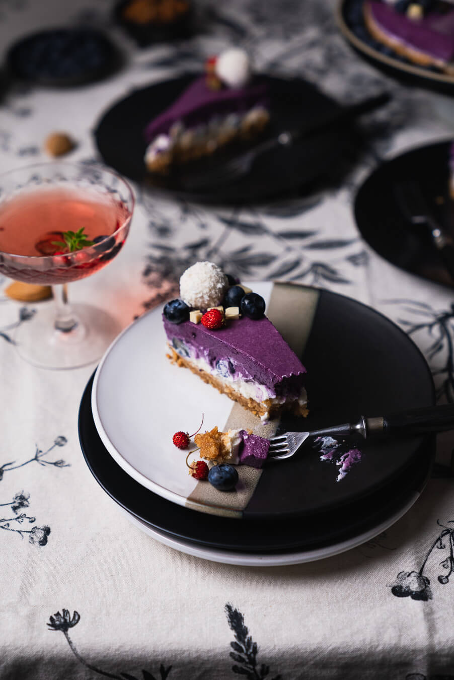 odrezani komad cheesecake od borovnica i bijele čokolade
