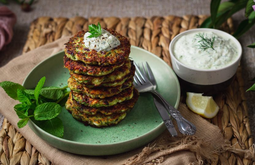 grčki popečci od tikvica i feta sira s tzatziki umakom