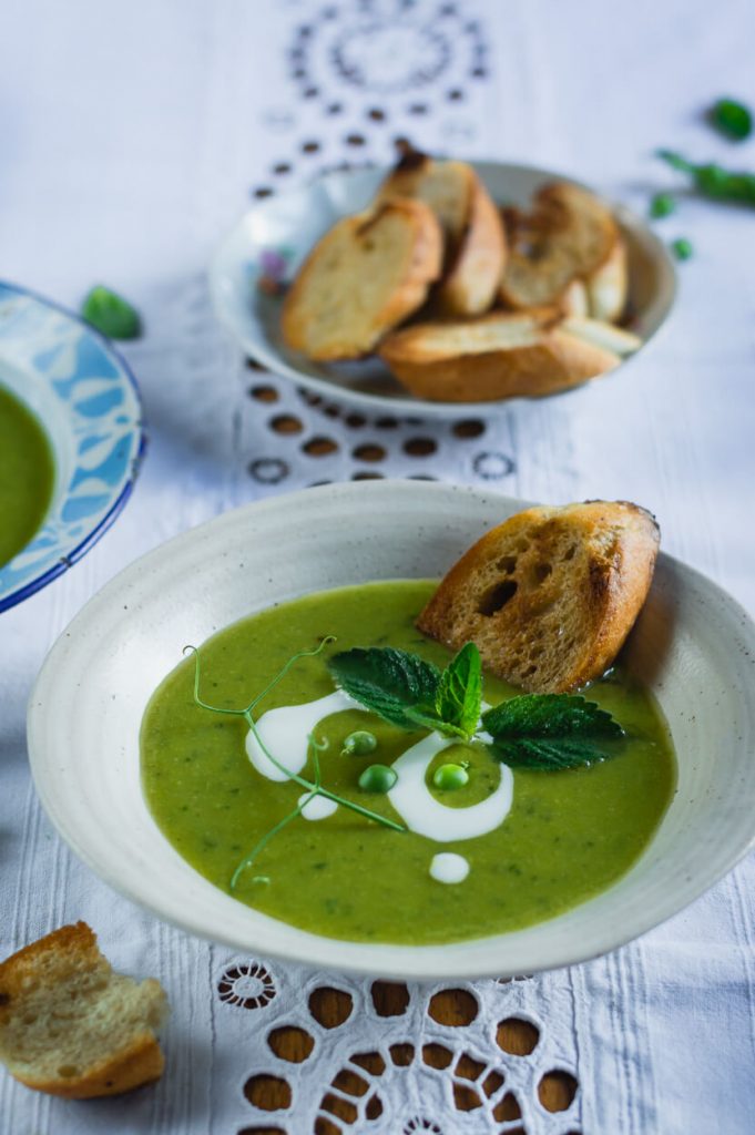 creamy pea and mint soup with garlic bread and cream