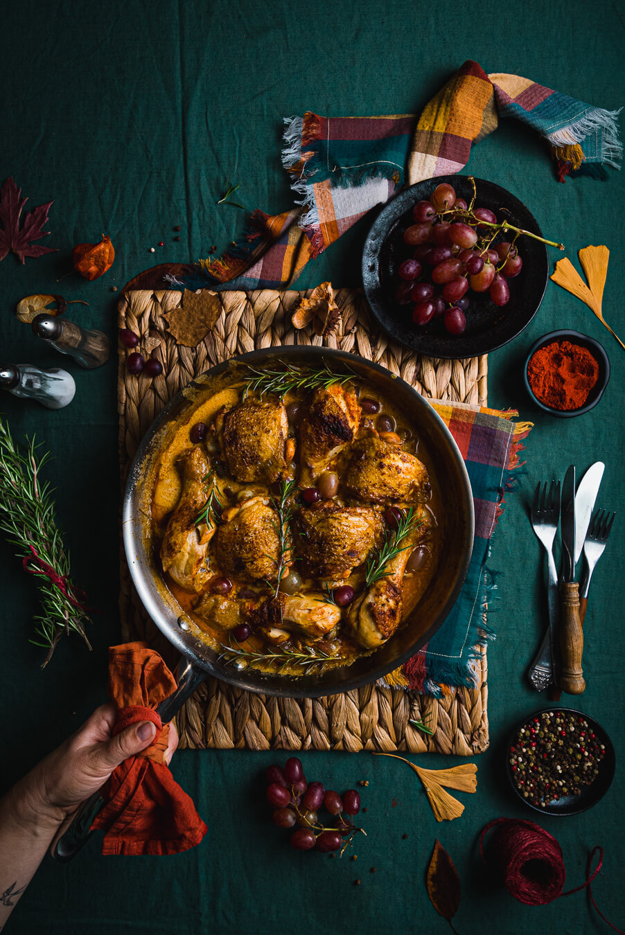 chicken in white wine sauce with grapes and rosemary