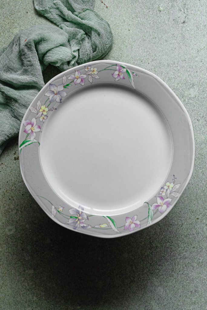 tijesto za focacciu u zdjeli pokriveno tanjurom