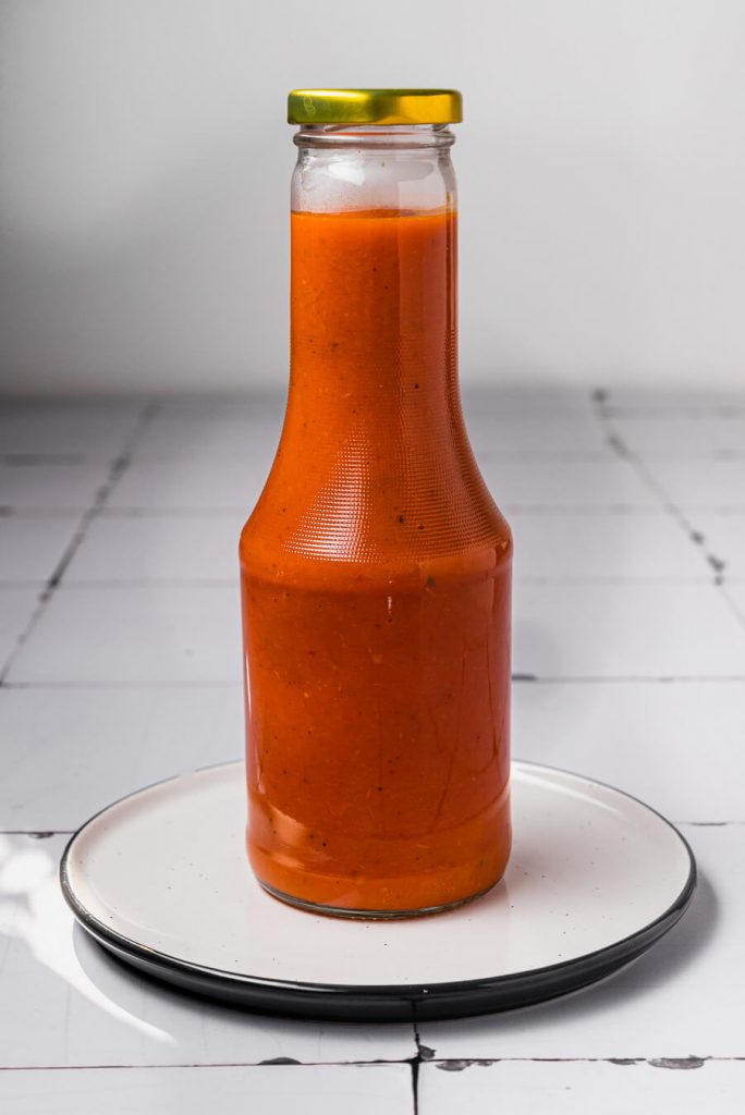 domaći kečap spremljen u steriliziranu bocu s metalnim poklopcem