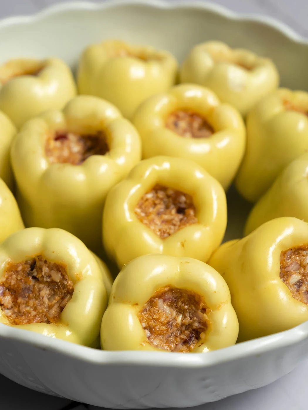 svježe paprike babure napunjene mesom, spremne za kuhanje