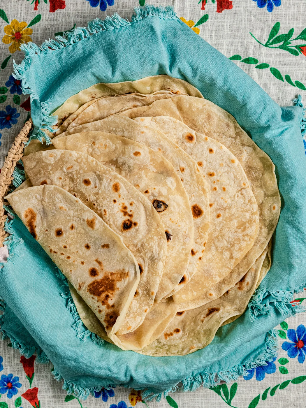 domaće pšenične tortilje u košari