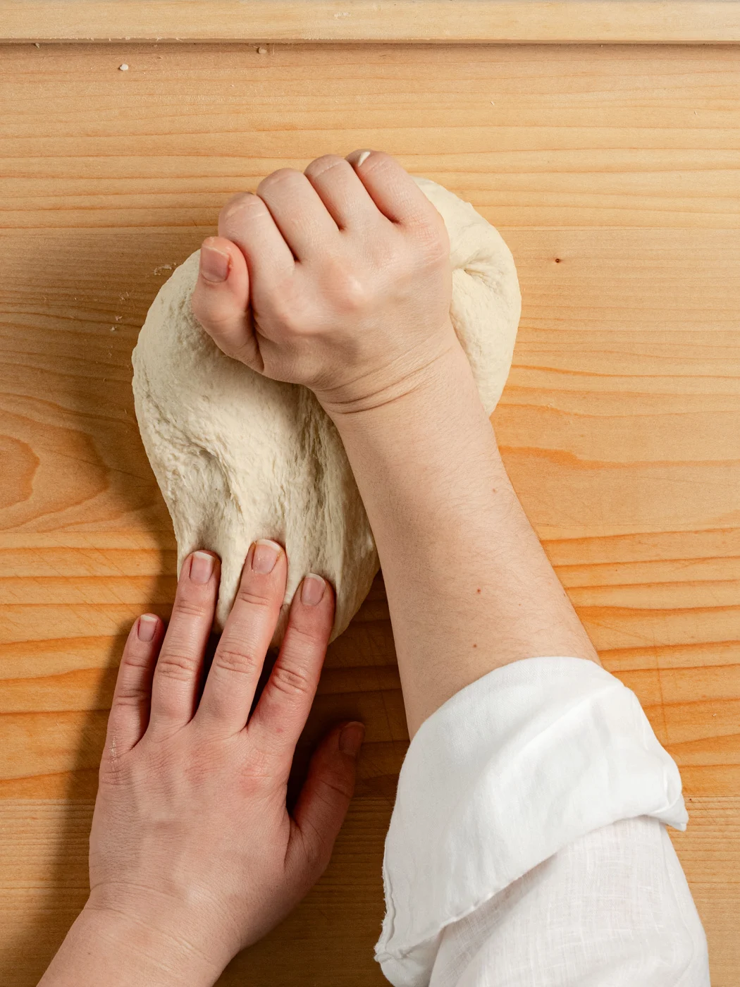 miješenje tijesta za tortilje rukama