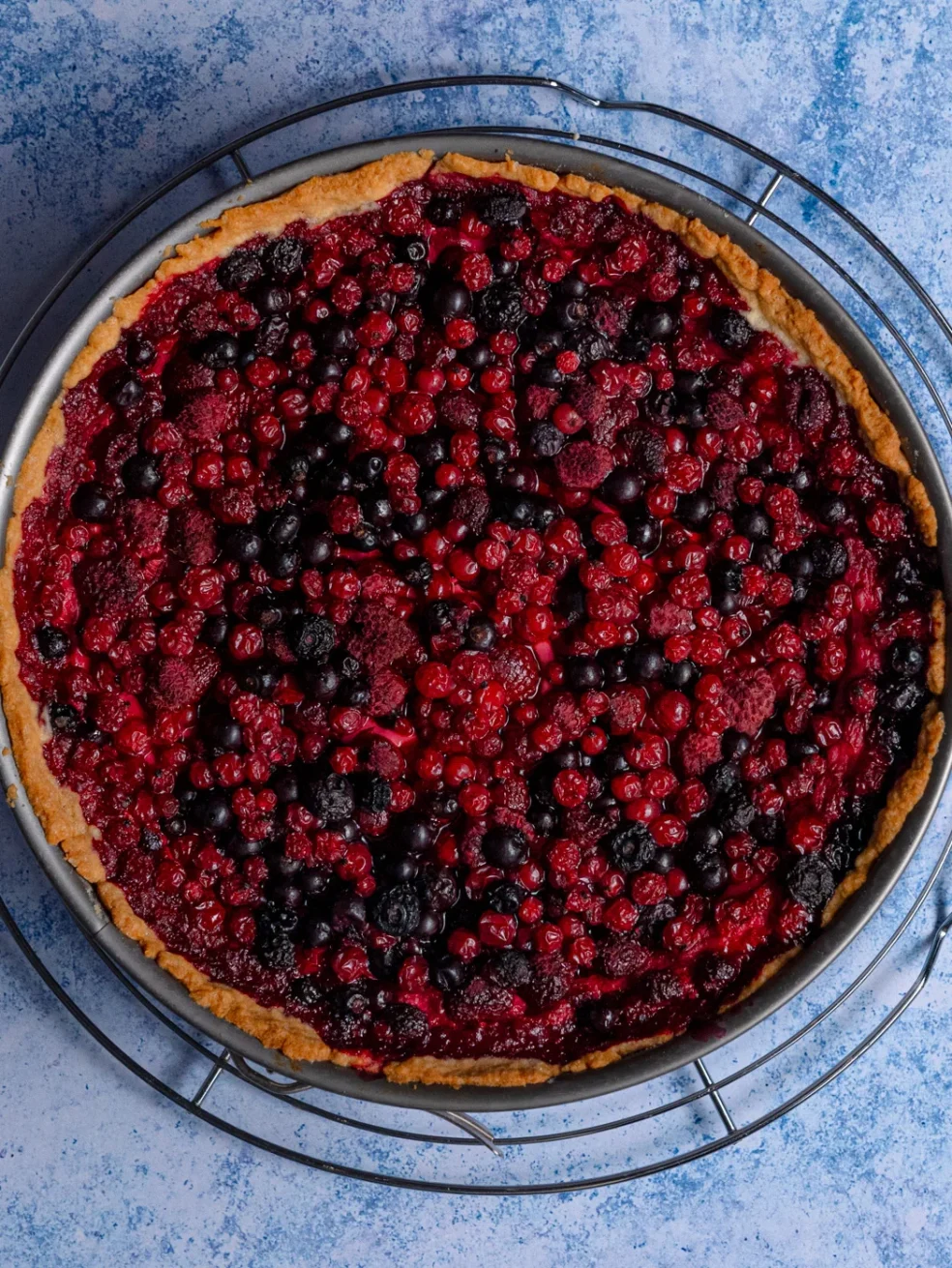 mileram cake with berries, after baking