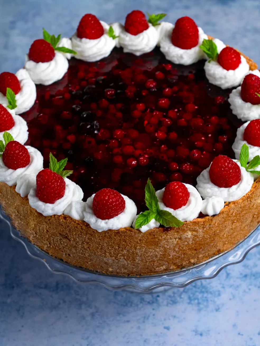 mileram torta (mileramka), ukrašena svježim malinama, listićima metvice i šlagom