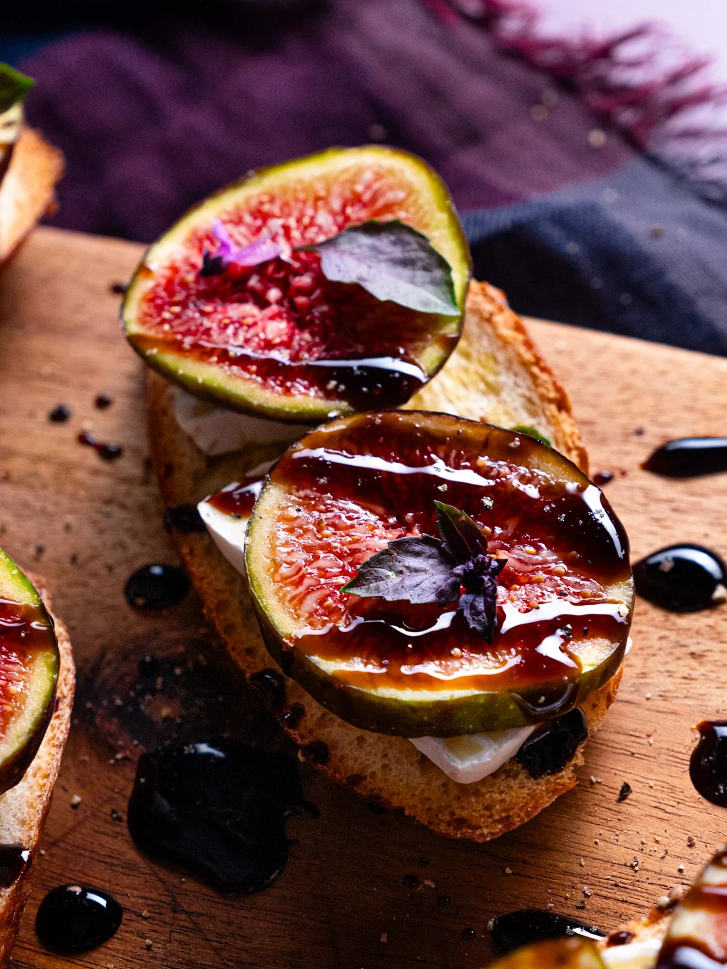 fi and brie crostini with balsamic glaze and fresh basil leaves