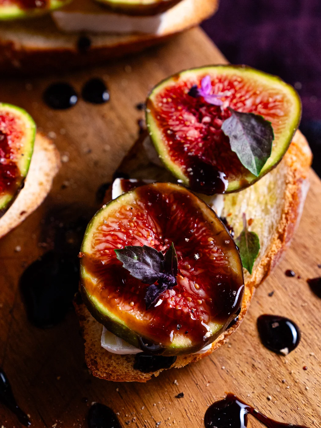 fig and brie cheese crostini with balsamic glaze