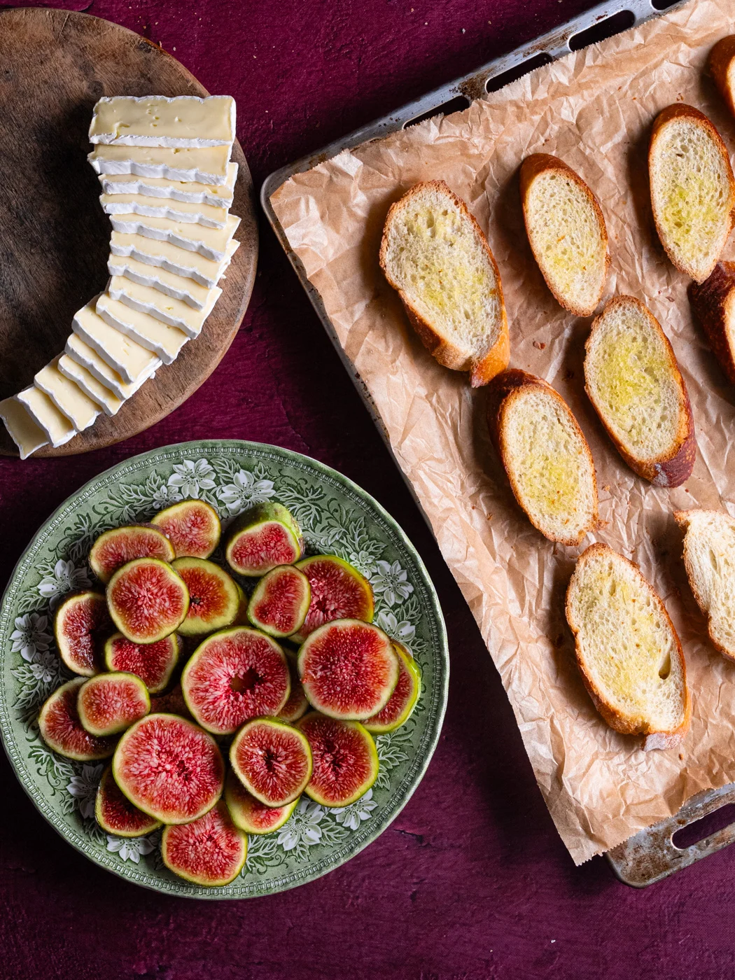 brie sir, smokve, crostini