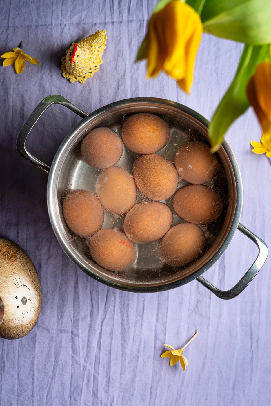 eggs, white vinegar and water in a pot