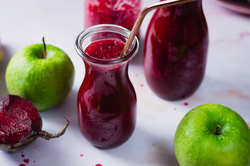 veganski smoothie od cikle, jabuke i đumbira poslužen u staklenim bočicama