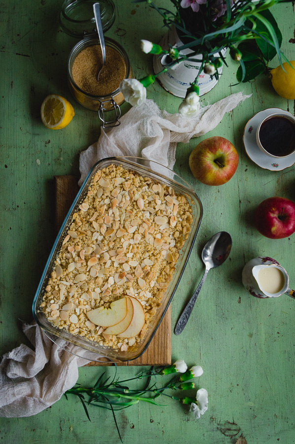 crumble od jabuka s preljevom od od kardamoma, slatkog vrhnja i maslaca