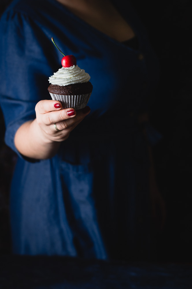 čokoladni cupcakesi s trešnjama i kremom od slatkog vrhnja