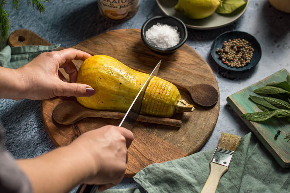 rezanje butternut bundeve na hasselback način