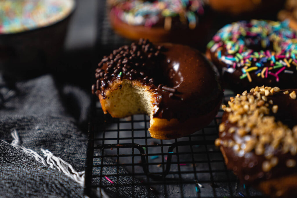 američke krafne (donuts) s čokoladnim preljevom